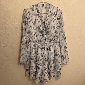 NWOT-Avantlook Women's Mini Romper Floral Pattern Tie Neckline Split Sleeve - M